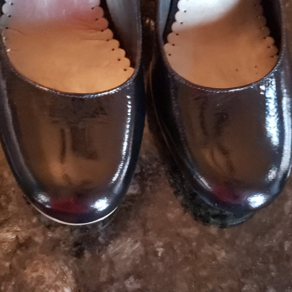 Like new black patent w 3.5 in stacked brown heel - Picture 2 of 8